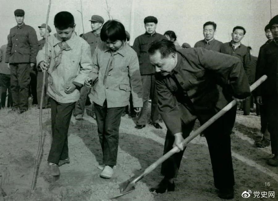 1979年3月12日,邓小平到北京大兴县庞各庄参加植树活动。